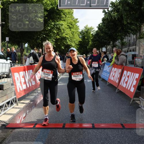 14.06.2026 - REWE Women's Run Strokosch-Dieckow http://msf.ph/oto/9787235 14.06.2026 10:14:16 Ziel 10040, 10241, 10321, 10336, 10452, 10458, 10498, 10536, 10596, 10711, 11251, 11445 meine-sportfotos.de
