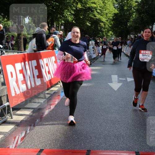 14.06.2026 - REWE Women's Run Strokosch-Dieckow http://msf.ph/oto/9787277 14.06.2026 10:14:47 Ziel 10716, 10717, 11125 meine-sportfotos.de
