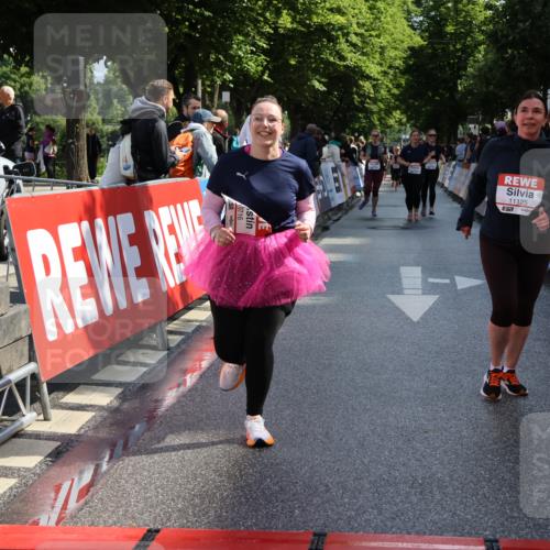 14.06.2026 - REWE Women's Run Strokosch-Dieckow http://msf.ph/oto/9787278 14.06.2026 10:14:47 Ziel 10716, 10717, 11125 meine-sportfotos.de