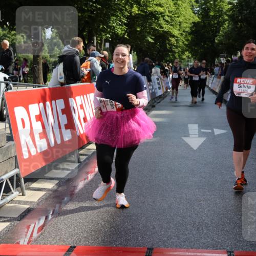 14.06.2026 - REWE Women's Run Strokosch-Dieckow http://msf.ph/oto/9787279 14.06.2026 10:14:47 Ziel 10716, 10717, 11125 meine-sportfotos.de