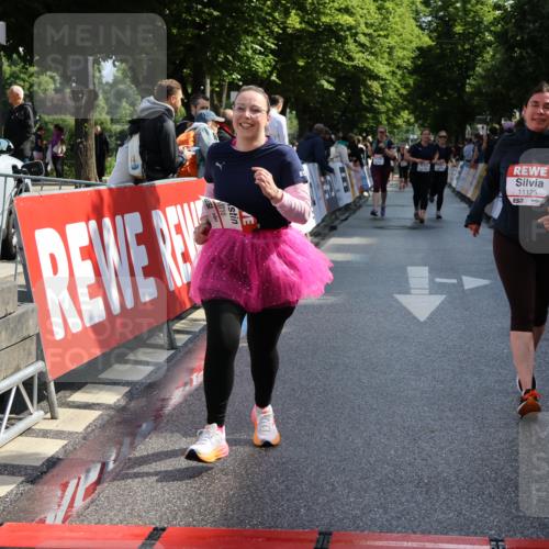 14.06.2026 - REWE Women's Run Strokosch-Dieckow http://msf.ph/oto/9787280 14.06.2026 10:14:47 Ziel 10716, 10717, 11125 meine-sportfotos.de