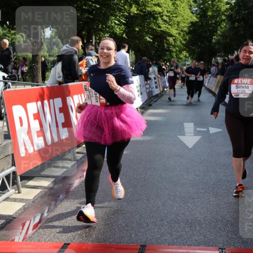 14.06.2026 - REWE Women's Run Strokosch-Dieckow http://msf.ph/oto/9787281 14.06.2026 10:14:47 Ziel 10716, 10717, 11125 meine-sportfotos.de