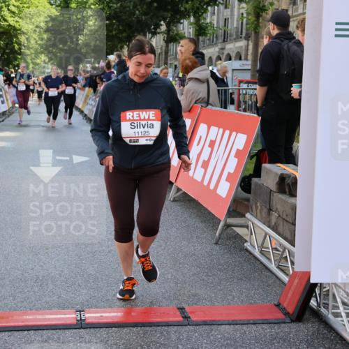 14.06.2026 - REWE Women's Run Strokosch-Dieckow http://msf.ph/oto/9787282 14.06.2026 10:14:48 Ziel 10716, 10717, 11125 meine-sportfotos.de