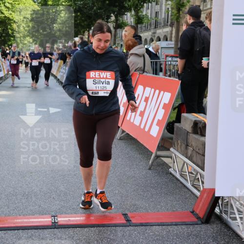 14.06.2026 - REWE Women's Run Strokosch-Dieckow http://msf.ph/oto/9787283 14.06.2026 10:14:48 Ziel 10716, 10717, 11125 meine-sportfotos.de