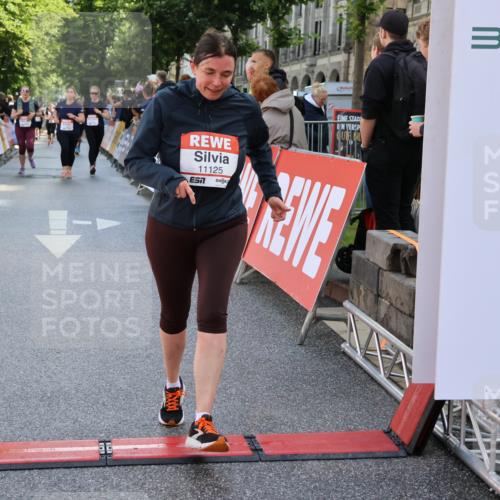 14.06.2026 - REWE Women's Run Strokosch-Dieckow http://msf.ph/oto/9787284 14.06.2026 10:14:48 Ziel 10716, 10717, 11125 meine-sportfotos.de