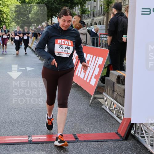 14.06.2026 - REWE Women's Run Strokosch-Dieckow http://msf.ph/oto/9787285 14.06.2026 10:14:48 Ziel 10716, 10717, 11125 meine-sportfotos.de