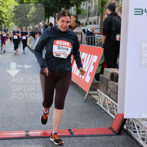 14.06.2026 - REWE Women's Run Strokosch-Dieckow http://msf.ph/oto/9787286 14.06.2026 10:14:48 Ziel 10716, 10717, 11125 meine-sportfotos.de