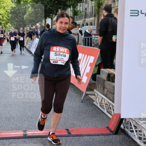 14.06.2026 - REWE Women's Run Strokosch-Dieckow http://msf.ph/oto/9787287 14.06.2026 10:14:48 Ziel 10716, 10717, 11125 meine-sportfotos.de