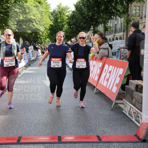 14.06.2026 - REWE Women's Run Strokosch-Dieckow http://msf.ph/oto/9787291 14.06.2026 10:14:53 Ziel 10509, 10716, 11125, 11359, 11461 meine-sportfotos.de