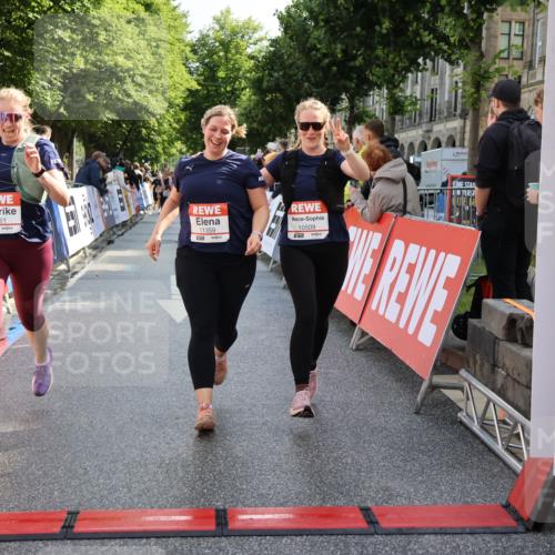 14.06.2026 - REWE Women's Run Strokosch-Dieckow http://msf.ph/oto/9787293 14.06.2026 10:14:53 Ziel 10509, 10716, 11125, 11359, 11461 meine-sportfotos.de