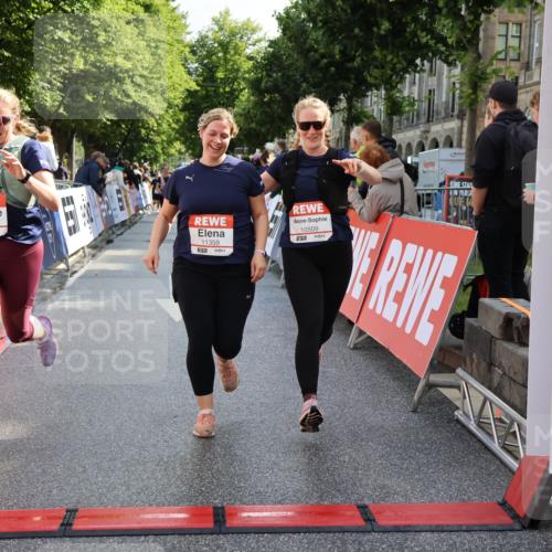 14.06.2026 - REWE Women's Run Strokosch-Dieckow http://msf.ph/oto/9787294 14.06.2026 10:14:53 Ziel 10509, 10716, 11125, 11359, 11461 meine-sportfotos.de