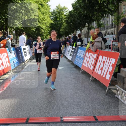 14.06.2026 - REWE Women's Run Strokosch-Dieckow http://msf.ph/oto/9787300 14.06.2026 10:14:59 Ziel 10064, 10509, 10550, 11195, 11359, 11461 meine-sportfotos.de