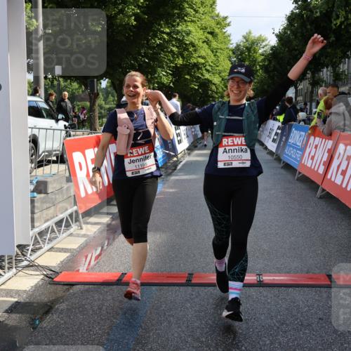 14.06.2026 - REWE Women's Run Strokosch-Dieckow http://msf.ph/oto/9787311 14.06.2026 10:15:01 Ziel 10064, 10509, 10550, 11195, 11359, 11461 meine-sportfotos.de