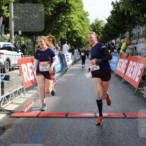 14.06.2026 - REWE Women's Run Strokosch-Dieckow http://msf.ph/oto/9787338 14.06.2026 10:15:17 Ziel 10374, 10404, 10644, 10689, 11398 meine-sportfotos.de