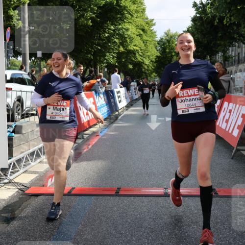 14.06.2026 - REWE Women's Run Strokosch-Dieckow http://msf.ph/oto/9787342 14.06.2026 10:15:18 Ziel 10374, 10404, 10644, 10689, 11398 meine-sportfotos.de