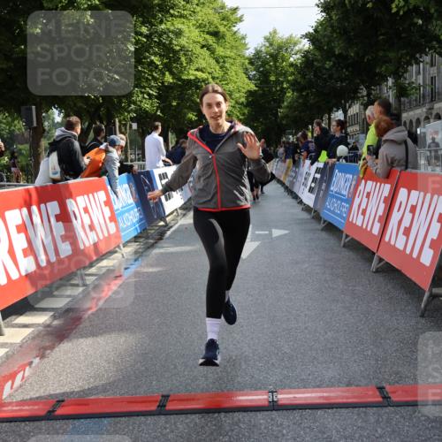 14.06.2026 - REWE Women's Run Strokosch-Dieckow http://msf.ph/oto/9787350 14.06.2026 10:15:23 Ziel 10404, 10523, 10644, 10689, 11120, 11398 meine-sportfotos.de