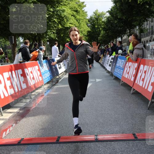 14.06.2026 - REWE Women's Run Strokosch-Dieckow http://msf.ph/oto/9787351 14.06.2026 10:15:23 Ziel 10404, 10523, 10644, 10689, 11120, 11398 meine-sportfotos.de