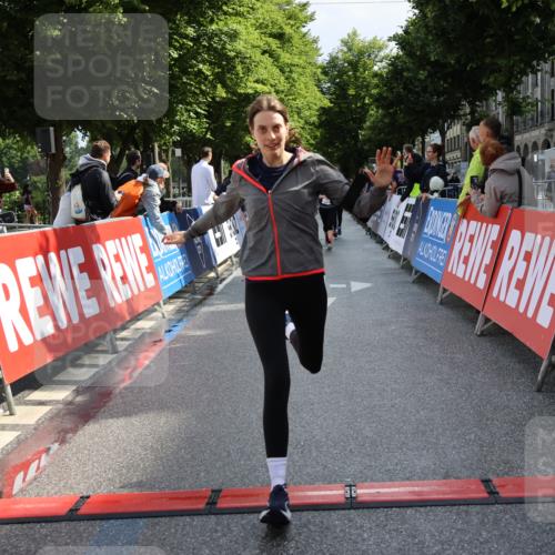 14.06.2026 - REWE Women's Run Strokosch-Dieckow http://msf.ph/oto/9787352 14.06.2026 10:15:23 Ziel 10404, 10523, 10644, 10689, 11120, 11398 meine-sportfotos.de