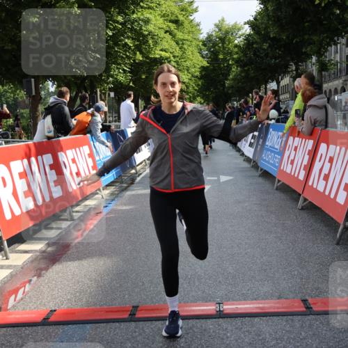 14.06.2026 - REWE Women's Run Strokosch-Dieckow http://msf.ph/oto/9787353 14.06.2026 10:15:23 Ziel 10404, 10523, 10644, 10689, 11120, 11398 meine-sportfotos.de