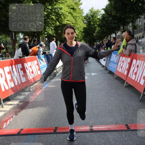 14.06.2026 - REWE Women's Run Strokosch-Dieckow http://msf.ph/oto/9787354 14.06.2026 10:15:23 Ziel 10404, 10523, 10644, 10689, 11120, 11398 meine-sportfotos.de