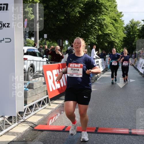 14.06.2026 - REWE Women's Run Strokosch-Dieckow http://msf.ph/oto/9787356 14.06.2026 10:15:26 Ziel 10523, 10577, 10758, 11120, 11398, 11430 meine-sportfotos.de