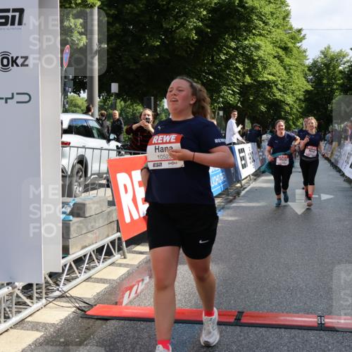 14.06.2026 - REWE Women's Run Strokosch-Dieckow http://msf.ph/oto/9787358 14.06.2026 10:15:26 Ziel 10523, 10577, 10758, 11120, 11398, 11430 meine-sportfotos.de