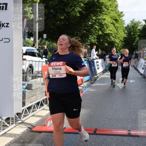 14.06.2026 - REWE Women's Run Strokosch-Dieckow http://msf.ph/oto/9787360 14.06.2026 10:15:26 Ziel 10523, 10577, 10758, 11120, 11398, 11430 meine-sportfotos.de