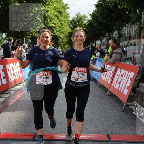 14.06.2026 - REWE Women's Run Strokosch-Dieckow http://msf.ph/oto/9787364 14.06.2026 10:15:29 Ziel 10523, 10577, 10758, 11120, 11151, 11398, 11430 meine-sportfotos.de