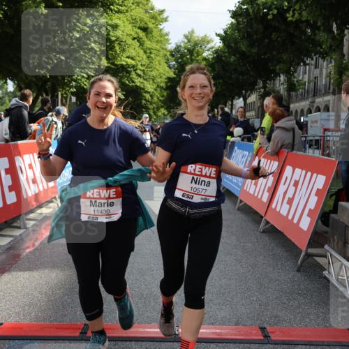 14.06.2026 - REWE Women's Run Strokosch-Dieckow http://msf.ph/oto/9787365 14.06.2026 10:15:29 Ziel 10523, 10577, 10758, 11120, 11151, 11398, 11430 meine-sportfotos.de