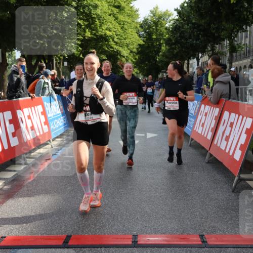 14.06.2026 - REWE Women's Run Strokosch-Dieckow http://msf.ph/oto/9787386 14.06.2026 10:15:40 Ziel 10202, 10249, 10330, 10570, 10612, 10630, 10746, 11106, 11151 meine-sportfotos.de