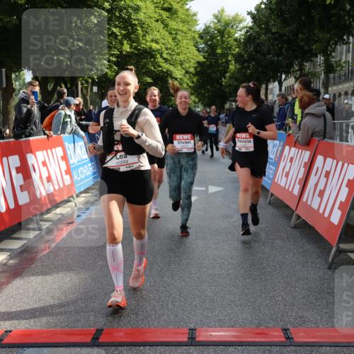 14.06.2026 - REWE Women's Run Strokosch-Dieckow http://msf.ph/oto/9787387 14.06.2026 10:15:40 Ziel 10202, 10249, 10330, 10570, 10612, 10630, 10746, 11106, 11151 meine-sportfotos.de