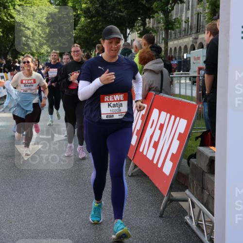 14.06.2026 - REWE Women's Run Strokosch-Dieckow http://msf.ph/oto/9787411 14.06.2026 10:15:54 Ziel 10171, 10209, 10314, 10420, 10432, 10487, 10619, 10698, 11029, 11168, 11380, 11381 meine-sportfotos.de