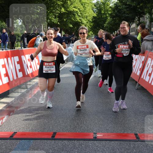 14.06.2026 - REWE Women's Run Strokosch-Dieckow http://msf.ph/oto/9787418 14.06.2026 10:15:55 Ziel 10171, 10209, 10314, 10420, 10432, 10487, 10619, 10698, 11029, 11168, 11380, 11381 meine-sportfotos.de