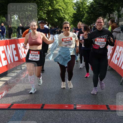 14.06.2026 - REWE Women's Run Strokosch-Dieckow http://msf.ph/oto/9787422 14.06.2026 10:15:56 Ziel 10209, 10314, 10420, 10487, 10698, 11029, 11168, 11380, 11381 meine-sportfotos.de