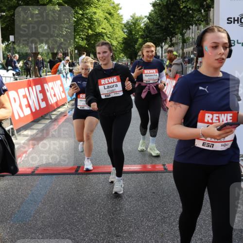 14.06.2026 - REWE Women's Run Strokosch-Dieckow http://msf.ph/oto/9787426 14.06.2026 10:15:58 Ziel 10209, 10314, 10420, 10472, 10487, 10698, 11029, 11168, 11380, 11381 meine-sportfotos.de