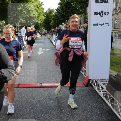 14.06.2026 - REWE Women's Run Strokosch-Dieckow http://msf.ph/oto/9787432 14.06.2026 10:15:59 Ziel 10209, 10314, 10420, 10472, 10487, 10698, 11029, 11168, 11380, 11381 meine-sportfotos.de