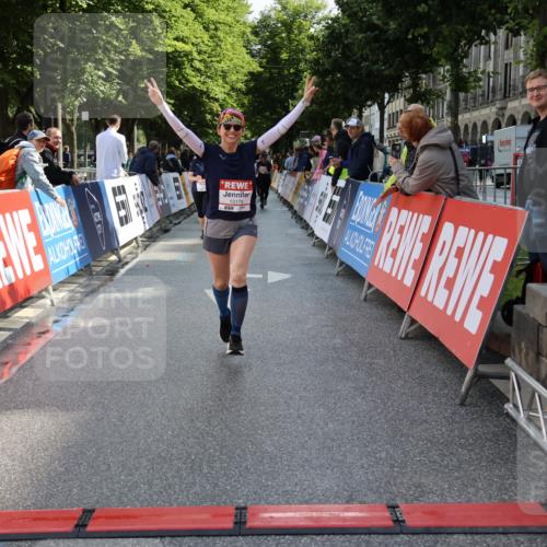 14.06.2026 - REWE Women's Run Strokosch-Dieckow http://msf.ph/oto/9787442 14.06.2026 10:16:12 Ziel 10179 meine-sportfotos.de