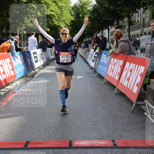 14.06.2026 - REWE Women's Run Strokosch-Dieckow http://msf.ph/oto/9787448 14.06.2026 10:16:12 Ziel 10179 meine-sportfotos.de