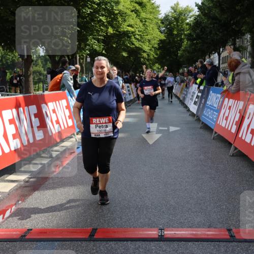 14.06.2026 - REWE Women's Run Strokosch-Dieckow http://msf.ph/oto/9787449 14.06.2026 10:16:17 Ziel 10037, 10038, 10179, 11072, 11085 meine-sportfotos.de
