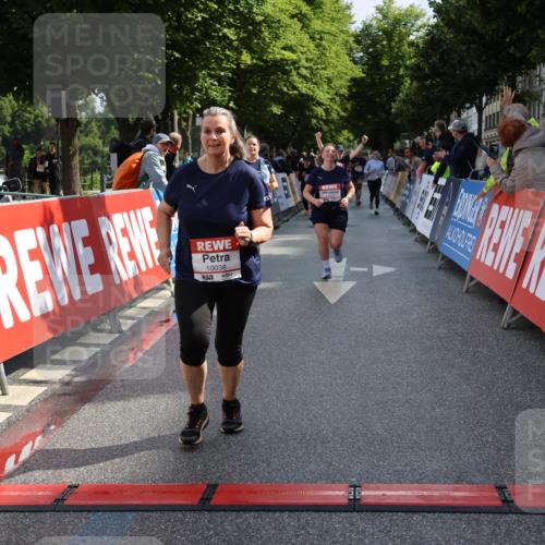 14.06.2026 - REWE Women's Run Strokosch-Dieckow http://msf.ph/oto/9787450 14.06.2026 10:16:17 Ziel 10037, 10038, 10179, 11072, 11085 meine-sportfotos.de