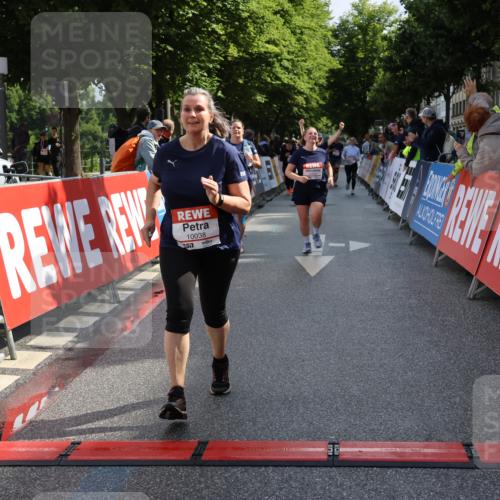 14.06.2026 - REWE Women's Run Strokosch-Dieckow http://msf.ph/oto/9787451 14.06.2026 10:16:17 Ziel 10037, 10038, 10179, 11072, 11085 meine-sportfotos.de
