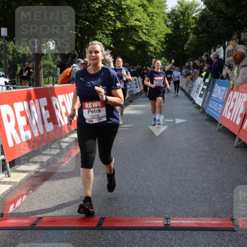14.06.2026 - REWE Women's Run Strokosch-Dieckow http://msf.ph/oto/9787452 14.06.2026 10:16:17 Ziel 10037, 10038, 10179, 11072, 11085 meine-sportfotos.de
