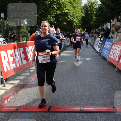 14.06.2026 - REWE Women's Run Strokosch-Dieckow http://msf.ph/oto/9787453 14.06.2026 10:16:17 Ziel 10037, 10038, 10179, 11072, 11085 meine-sportfotos.de