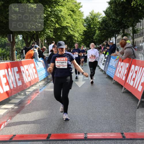 14.06.2026 - REWE Women's Run Strokosch-Dieckow http://msf.ph/oto/9787464 14.06.2026 10:16:23 Ziel 10037, 10038, 10143, 10200, 10289, 11061, 11072, 11085 meine-sportfotos.de