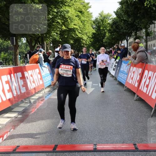 14.06.2026 - REWE Women's Run Strokosch-Dieckow http://msf.ph/oto/9787465 14.06.2026 10:16:23 Ziel 10037, 10038, 10143, 10200, 10289, 11061, 11072, 11085 meine-sportfotos.de
