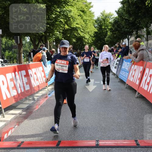 14.06.2026 - REWE Women's Run Strokosch-Dieckow http://msf.ph/oto/9787467 14.06.2026 10:16:23 Ziel 10037, 10038, 10143, 10200, 10289, 11061, 11072, 11085 meine-sportfotos.de
