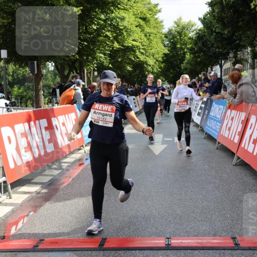 14.06.2026 - REWE Women's Run Strokosch-Dieckow http://msf.ph/oto/9787468 14.06.2026 10:16:23 Ziel 10037, 10038, 10143, 10200, 10289, 11061, 11072, 11085 meine-sportfotos.de