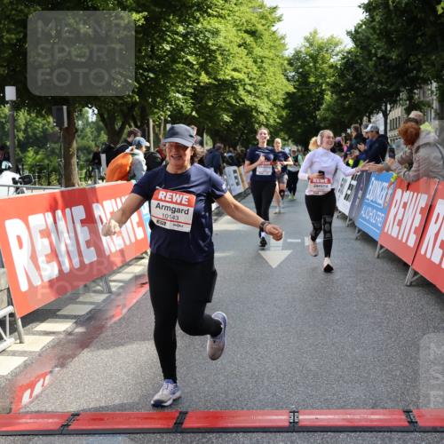 14.06.2026 - REWE Women's Run Strokosch-Dieckow http://msf.ph/oto/9787469 14.06.2026 10:16:23 Ziel 10037, 10038, 10143, 10200, 10289, 11061, 11072, 11085 meine-sportfotos.de