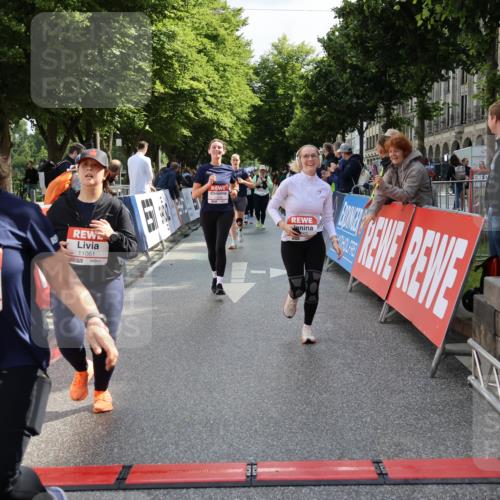 14.06.2026 - REWE Women's Run Strokosch-Dieckow http://msf.ph/oto/9787470 14.06.2026 10:16:24 Ziel 10037, 10038, 10143, 10200, 10289, 11061, 11072, 11085, 11227 meine-sportfotos.de