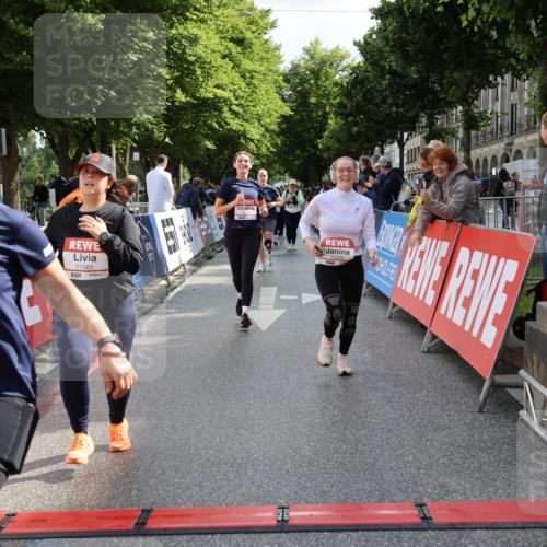 14.06.2026 - REWE Women's Run Strokosch-Dieckow http://msf.ph/oto/9787471 14.06.2026 10:16:24 Ziel 10037, 10038, 10143, 10200, 10289, 11061, 11072, 11085, 11227 meine-sportfotos.de